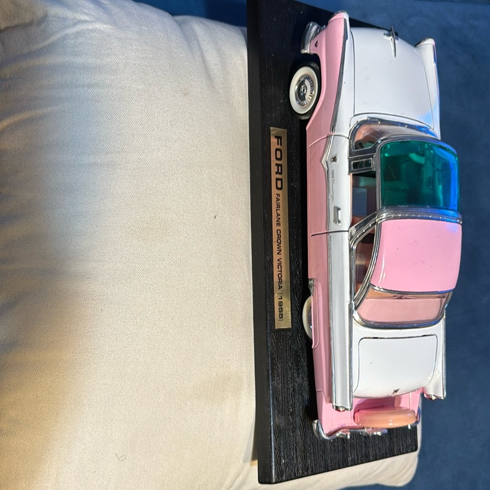 Collectible 1955 Ford Fairlane Crown Victoria diecast metal Car 1/18 scale